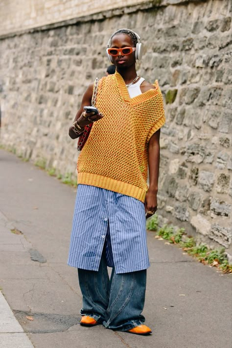 street style from Paris Fashion Week shot by @ModeHunter (September 2023) Spring 2025 Street Style, Brazil Street Style, Miami Christmas, Artsy Outfit Ideas, Merry People, Eclectic Outfits, Masculine Fashion, Concept Clothing, Urban Looks