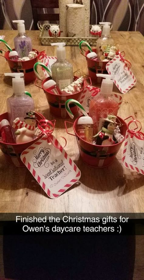 Easy Diy Christmas Gift, Quick Christmas Gifts, Diy Christmas Gifts For Friends, Diy Christmas Presents, Diy Christmas Gift Ideas, Coworkers Christmas, Easy Diy Christmas Gifts, Gift Basket Ideas Christmas, Cheap Christmas Gifts