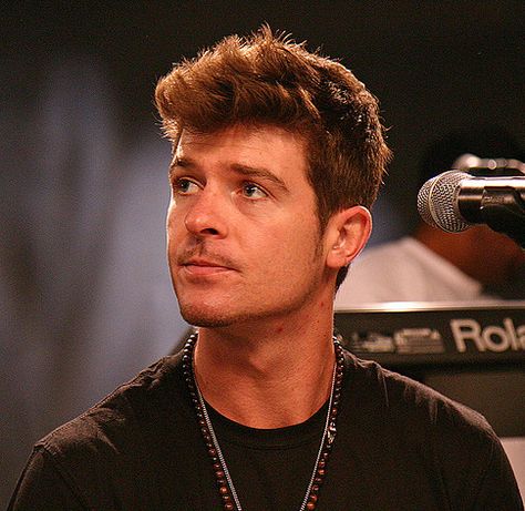 Robin Charles Thicke Gloria Loring, Alan Thicke, Objectification Of Women, Cake Pics, Paula Patton, Robin Thicke, Playing Piano, The Loud House, Pharrell Williams