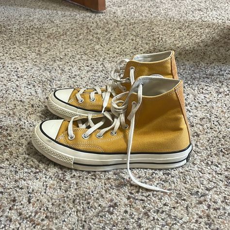 Mustard yellow/ yellow high top converse Yellow Converse Aesthetic, Mustard Yellow Converse, Mustard Converse, Yellow High Top Converse, Yellow Converse Outfit, Coloured Converse, All Star Yellow, Converse Outfit Ideas, Chucks Outfit