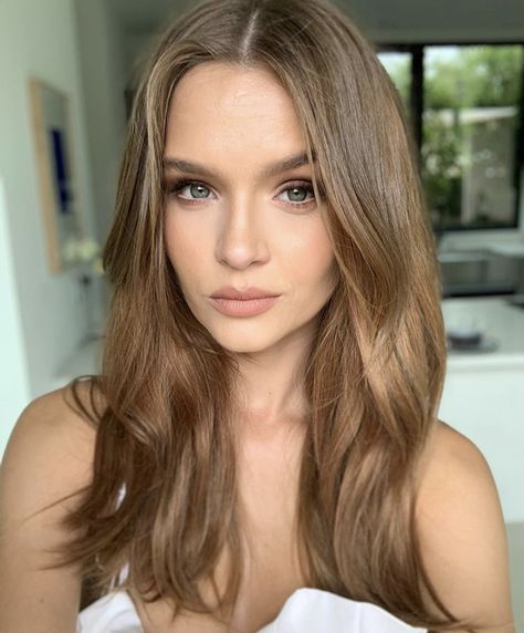 Light Brunette, Celebrity Hair Colors, Josephine Skriver, Redhead Girl, Brunette Girl, Light Hair, Light Brown Hair, Celebrity Hairstyles, Balayage Hair