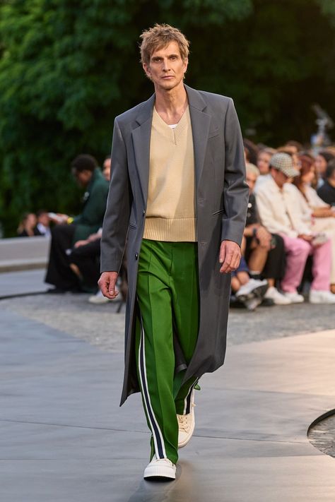 Green Sweatpants Outfit, Men Inspiration, Men Streetstyle, Parisian Chic Style, Mini Short, Spring Fashion Trends, Cara Delevingne, Spring 2023, 가을 패션