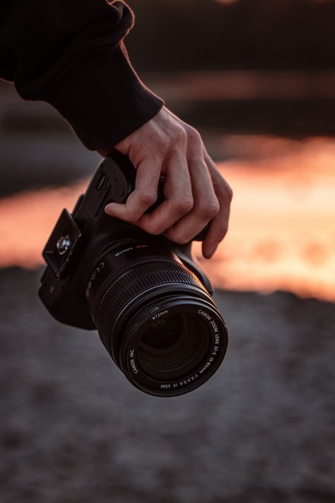 Thanks to @JoachimPressl for making this photo available freely on @unsplash 🎁 Canon Eos 90d, Photographer Self Portrait, Camera Images, Camera Wallpaper, Camera Pictures, Photography Student, Photographer Camera, Photos Hd, Photography Aesthetic