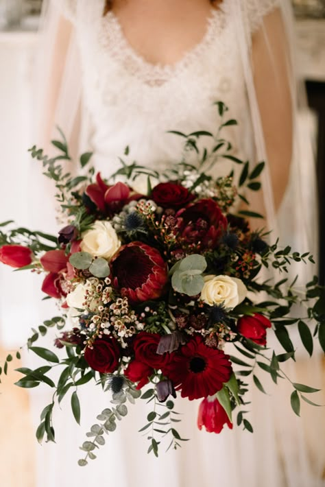 Winter Wedding Flowers Bouquets, Christmas Wedding Bouquets, Dark Red Wedding, Christmas Wedding Flowers, Winter Bridal Bouquets, Red Bridal Bouquet, Red Bouquet Wedding, Winter Wedding Bouquet, Red Wedding Flowers