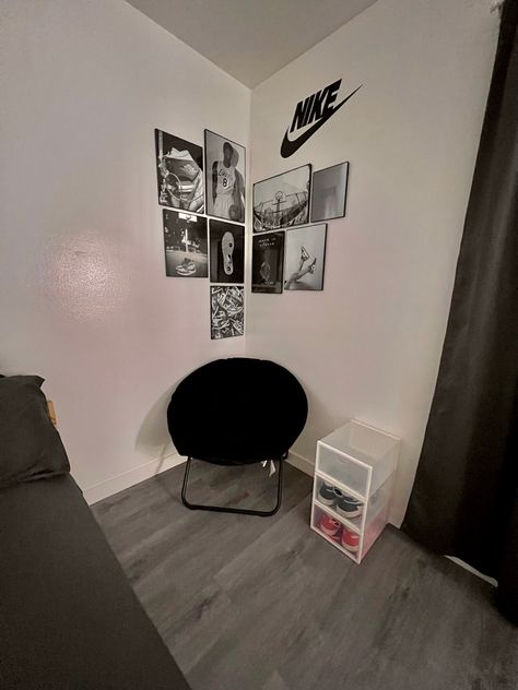 Nike Room Decor Ideas, Nike Themed Room, Nike Room Ideas, Nike Bedroom Ideas, Nike Room Decor, Nike Bedroom, Guy Room Ideas, Streetwear Room, Nike Room