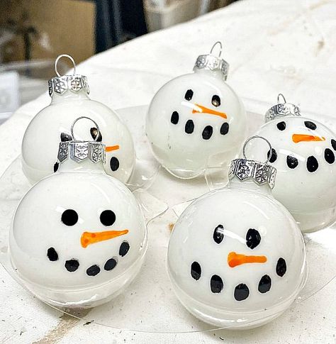 Campground Crafts, Kids Christmas Crafts Ornaments, Glass Ornaments Diy, Make Snowman, Diy Snowman Ornaments, Clear Plastic Ornaments, Clear Ornaments, Handmade Christmas Crafts, Snowman Christmas Ornaments