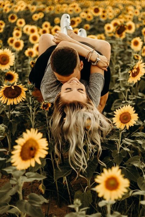 Shooting Photo Couple, Sunflower Field Photography, Sunflower Field Pictures, Sunflower Photography, Sunflower Photo, Sunflower Pictures, Engagement Pictures Poses, Shotting Photo, Couple Picture Poses