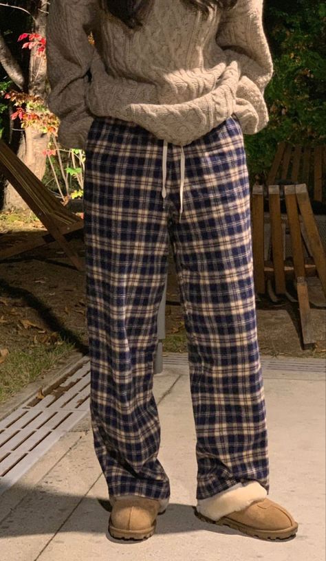 Plaid Pants Outfit Pajama, Cool Pj Pants, Plaid Pajamas Aesthetic, Christmas Pj Pants Outfit, Pajama Pants And Hoodie, How To Style Pj Pants, Comfy Pajama Outfits, Plaid Pj Pants Outfit, Pyjamas Aesthetic Winter