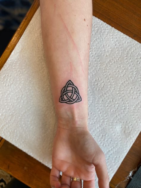 Celtic Knot Wrist Tattoo, Small Celtic Knot Tattoo, Scottish Knot Tattoo, Celtic Knot Tattoo For Women, Irish Knot Tattoo, Small Celtic Tattoos For Women, Irish Symbol Tattoos, Irish Celtic Tattoos, Irish Tattoo Ideas