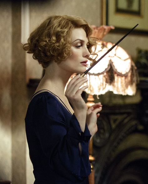 Alison Sudol as Queenie Goldstein in Fantastic Beasts and Where to Find Them (2016) Fantastic Beasts Queenie, Cute Short Curly Hairstyles, Alison Sudol, Fantasic Beasts, Queenie Goldstein, Fantastic Beasts Movie, Gellert Grindelwald, Apple Strudel, Fantastic Beasts And Where