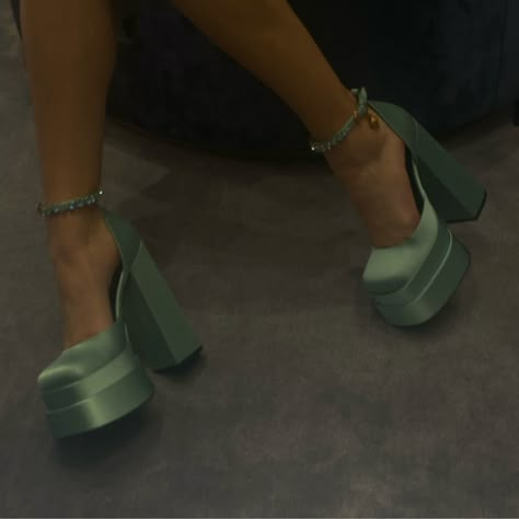 Pumps Aesthetic, Platform Heels Aesthetic, Ivory Aesthetic, Chunky Heels Outfit, Stylish Shoes Heels, Dream Heels, Versace Pumps, Aesthetic Heels, Versace Heels