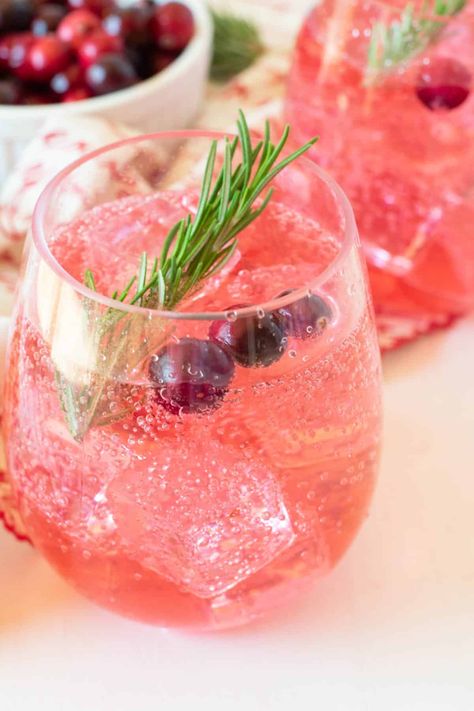 Sparkling Cranberry Prosecco Cocktail Wine Spritzer Recipe Holidays, Thanksgiving Spritzer Drinks, Cranberry Limoncello Spritzer, Sparkling Holiday Drinks, Holiday Wine Spritzer, Cranberry Spritzer Non Alcoholic, Sparkling Cocktail Recipes, Cranberry Wine Spritzer, Christmas Wine Spritzer