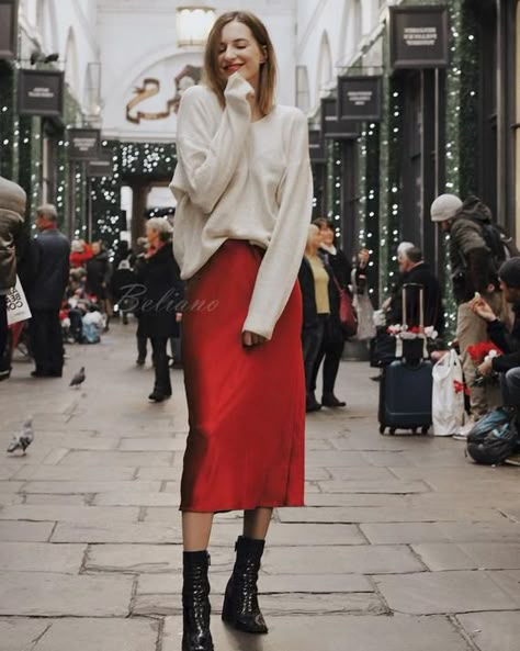 Red Silk skirt midi long Fall trend looks street style women slip silk bias skirt fall colors silk Red Silk Skirt Outfit, Red Silk Skirt, Red Satin Skirt, Red Skirt Outfits, Silk Skirt Outfit, Satin Skirt Outfit, Winter Skirt Outfit, Rock Outfit, Red Skirt