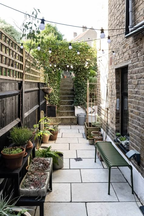 On the ground floor of a Victorian terrace house in London, lies this cozy one-bedroom apartment. The flat has recently been renovated with much attention to the historic building. And it is now furnished in Backgarden Ideas, Side Return Garden Ideas, Side Return Garden, Terrace House Garden, Terraced House Garden, Victorian Terrace Garden, Cozy Flat, Tiny Backyard, Flat In London