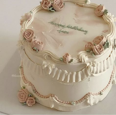 Vintage Piped Birthday Cake, Dainty Cakes Aesthetic, Old Money Cake Ideas, Couqutte Cake, White Cake Design Birthday, Aethstetic Cake, Vintage Circle Cake, Old Money Birthday Cake, Easy Vintage Cake