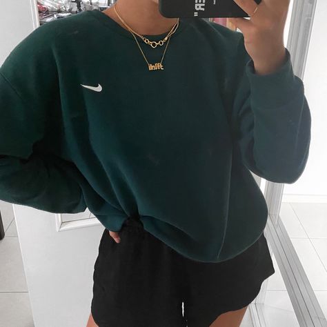 Crewneck Outfit, Nike Clothes, Nike Jumper, Travel Clothes, Nike Sweatshirt, Nike Sweatshirts, Favorite Season, Nike Outfits, Travel Outfit