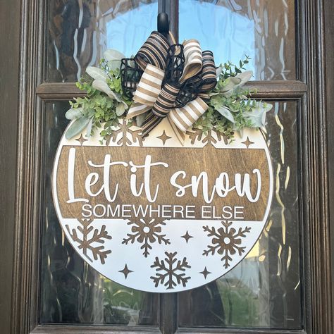 Signs Using Cricut, Let It Snow Door Sign, Cricut Christmas Wooden Signs, Cricut Winter Door Sign, Winter Door Signs Front Porches, Round Wood Door Signs Diy, Round Winter Signs, Winter Door Hanger Ideas, Winter Front Door Sign