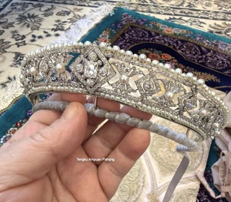 Queen Mary’s Diamond Lozenge Bandeau | The Royal Watcher Poltimore Tiara, King And Queen Crowns, Tiaras Jewellery, Royal Tiaras, Magical Jewelry, Princess Margaret, Crown Princess Victoria, Crystal Tiaras, Unusual Jewelry