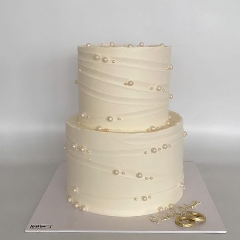 𝐞𝐚𝐭’𝐞𝐦 𝐜𝐚𝐤𝐞 on Instagram: "🤍🤍🤍  #engagement #nişanpastası #cakedecorating" Birthday Cake Ideas Two Tier, Cakes For Engagement, Nikah Cake, Cake Married, Nikkah Cake, One Tier Wedding Cake, Engagement Cake Ideas, Classy Wedding Cakes, Pearl Wedding Cake