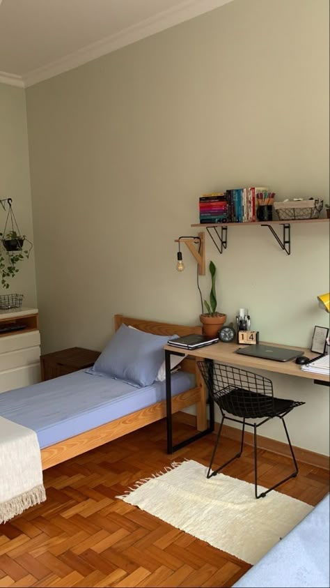 Small Office With No Windows, Minimalist Study Space, Pinterest Room Decor Small Spaces, Minimalist Room Ideas Small Spaces, Study Room Makeover, Dorm Room Blue, Single Dorm Room Ideas, Dorm Room Minimalist, Single Dorm Room