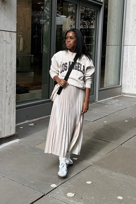 Woman wearing fall outfit sweatshirt and pleated skirt sneakers and skirt adidas samba Sweater With Pleated Skirt, Skirt And Sweatshirt Outfit, Midi Rok Outfit, Sweatshirt And Skirt Outfit, Winter Mode Outfits, Pleated Skirt Outfit, Chique Outfit, Winter Outfits Ideas, Samba Outfit