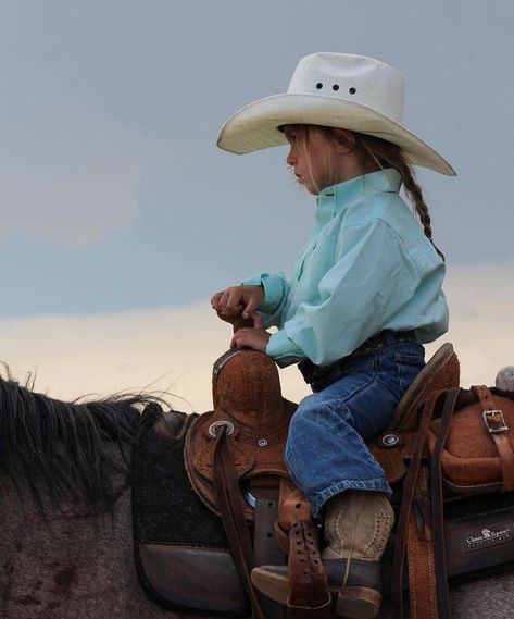 Little cowgirl riding Country Babies, Herding Cattle, Cowgirl Magazine, Dream Kids, Western Babies, Rodeo Life, Western Life, Country Kids, Little Cowboy