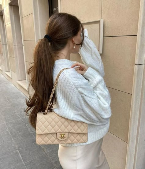 𝙮𝙖𝙨𝙢𝙞𝙣 ~ 𝙗𝙧𝙖𝙩𝙯 Beige Chanel Bag, Chanel Bag Outfit, Chanel Classic Flap Bag, Stylish Maternity Outfits, Classic Flap Bag, Dream Bags, Stylish Maternity, Looks Chic, Chanel Bags