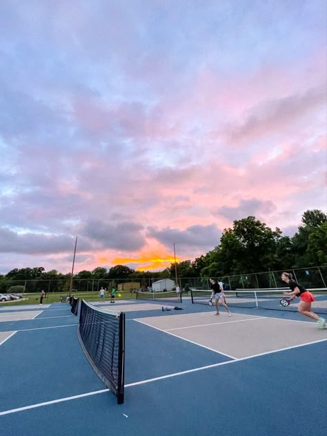 Summer Aesthetic Friends, Mode Tennis, Wealth Aesthetic, Tennis Lifestyle, Board Mood, Tennis Aesthetic, Ball Aesthetic, Tennis Life, Summer Tan