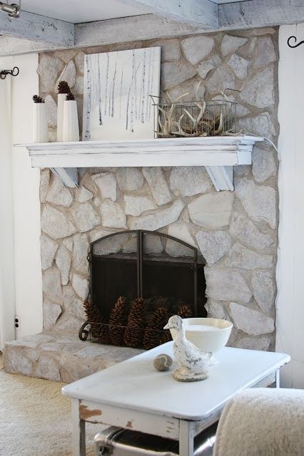 Whitewash Stone Fireplace, Painted Stone Fireplace, Stone Fireplace Makeover, Design Camino, Fireplace Redo, Style Fireplace, Fireplace Update, Paint Fireplace, Room Fireplace