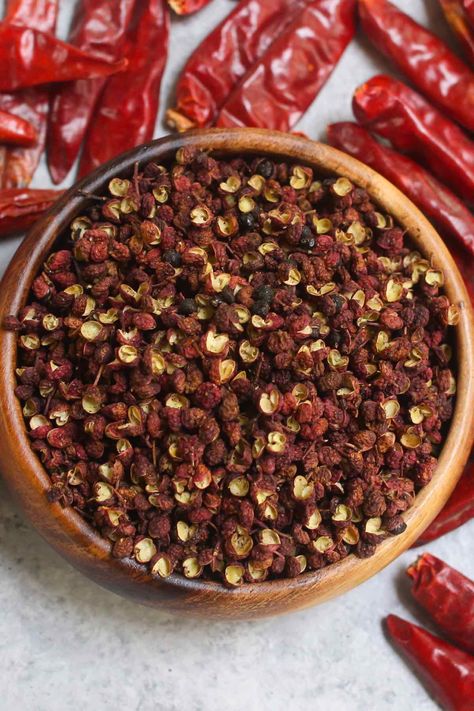 Szechuan peppercorns in a wooden bowl. Szechuan Chicken Recipe, Vegan Szechuan, Szechuan Eggplant, Szechuan Peppercorn, Schezwan Chicken, Chicken Best, Szechuan Chicken, Recipes Chinese, Chinese Spices