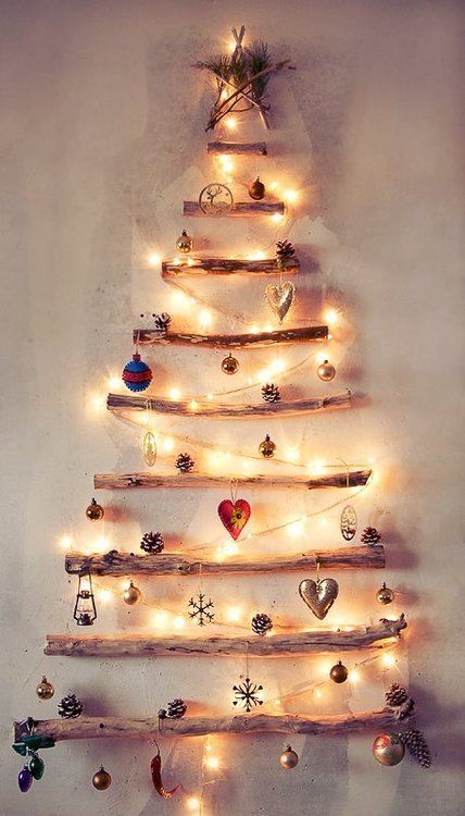 wall mounted wood christmas tree Štědrý Den, Alternative Christmas, Alternative Christmas Tree, Navidad Diy, Noel Christmas, Diy Christmas Tree, Christmas Is Coming, Christmas Deco, Weihnachten Dekoration