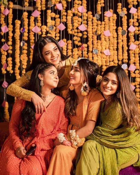 Sisters Photography Poses, Haldi Poses For Bride, Haldi Photoshoot, Bridesmaid Poses, Construction Fails, Bridesmaid Photoshoot, Sisters Photoshoot Poses, Sister Photography, Indian Wedding Poses