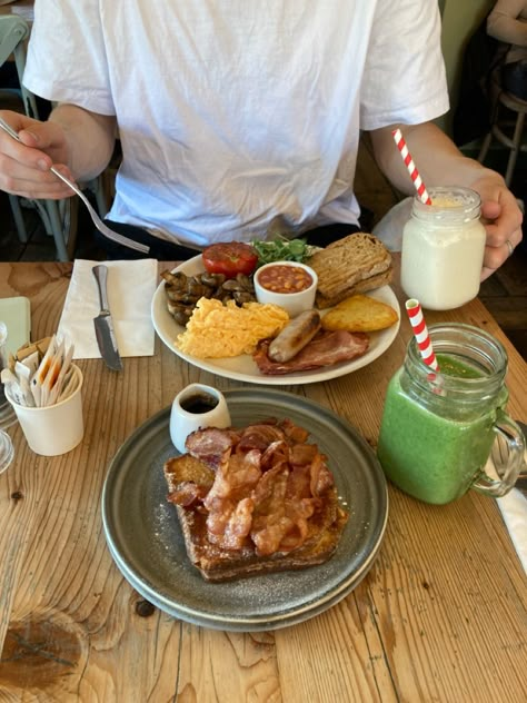 breakfast inspo food inspo yummy breakfast brunch boyfriend date cute morning smoothie french toast milkshake full english Brunch Date With Boyfriend, Drinks With Boyfriend, Brunch With Boyfriend, Breakfast With Boyfriend, Breakfast Date Aesthetic, Brunch Date Aesthetic, Sunday Brunch Aesthetic, Brunch Pictures, Cafe Hunting