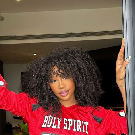 Sza Hair Short, Sza Hairstyles, Sza Hair Curly, Sza Singer Natural Hair, Aesthetic Sza Photos, Sza Hair, Sza Hair Wigs, Sza Hair Curly Bangs, Y2k Baddie Aesthetic