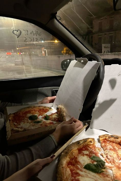 Couple date night in the car eating pizza couplegoals couplepic datenight picinspo Couple Eating Pizza Aesthetic, Night Dates Couple, First Date Astetic, Eating In The Car Aesthetic, Aesthetic Dates With Bf, Couple Eating Aesthetic, Eating In Car Aesthetic, Couples In Cars Night, Couple Food Date