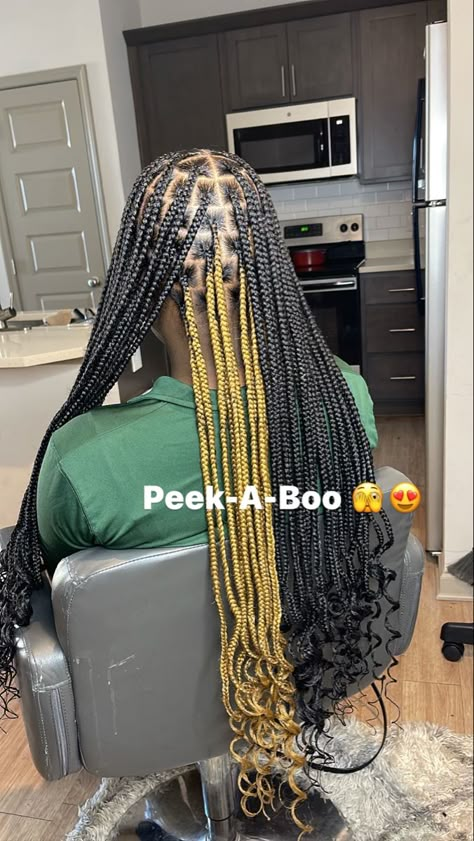 Knotless Box Braids Medium Pick A Boo, Peek A Boo Hair Braids, Medium Back Length Knotless Braids, Black And Gold Peekaboo Braids, Large Knotless Braids Peek A Boo, Pikaboo Braids With Curls, Peekaboo Knotless With Curls, Box Braids With Curly Ends Peekaboo, Triangle Knotless Braids With Curly Ends