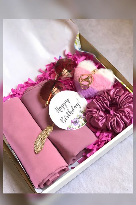 Gift Box Ideas Birthday Best Friend, Hijabi Gift Ideas, Gift Hamper Box Ideas, Hijab Hampers Ideas, Girly Gift Ideas Birthday, Hijab Gift Packing Ideas, Gift Hamper Packing Ideas, Birthday Gift Box Ideas For Best Friend, Hijab Gift Box Ideas