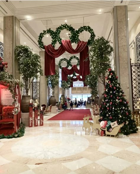 Christmas Decor Ideas Church Altar, Church Christmas Decorations Lobby, Mansion Christmas Decor, Christmas Stage Design, Church Christmas Decor, Luxury Christmas Decor, Church Christmas Decorations, Christmas Living Room Decor, Christmas Stage