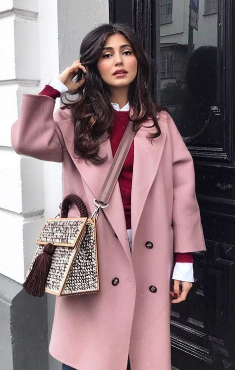 Ayda Hadi, Pink Coat Outfit, Winter Mode Outfits, Winter Coat Outfits, Pink Trench Coat, Chique Outfit, Look Rose, Winter Typ, Street Style Bags