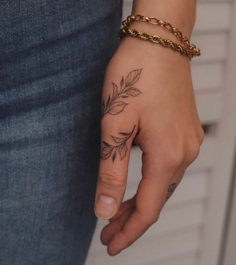 Simple Finger Tattoo, Finger Tattoo Ideas, Simple Hand Tattoos, Thumb Tattoos, Wrap Around Tattoo, Tato Minimal, Wrap Tattoo, Finger Tattoo For Women, Hand And Finger Tattoos