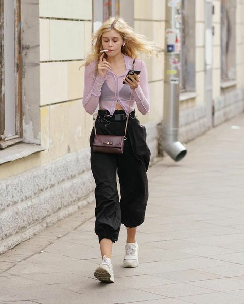 In Russia, A Photographer Takes Pictures Of Stylish People On City Streets Urban Street Figure Sketch, Russian Style Fashion, Street Poses, Magazine Concept, Everyday Life Photography, Dancing People, Street Photography People, Walking Poses, Photographer Outfit