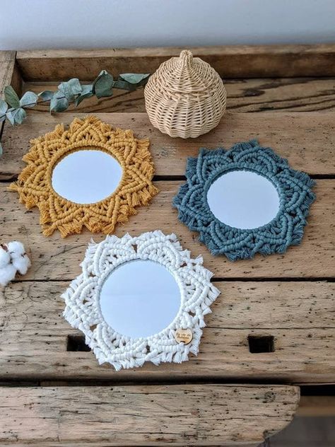 Hey, j'ai trouvé ce super article sur Etsy, chez https://www.etsy.com/fr/listing/939674054/trio-de-petits-miroirs-en-macrame-a Macrame Mirrors, Handmade Logo Design, Macrame Things, Boho Mirrors, Macrame Mini, Wooden Logo, Macrame Mirror, Handmade Logo, Macrame Plant Holder