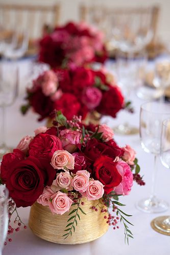 Pink, cranberry and gold centerpieces... We're in love! #burgundy #wedding #inspiration I Love this color combination so rich and passionate! Lorraine Litz @ www.etsy.com/shop/TwoBrightStars Black White And Red Centerpieces, Red Flower Centerpieces, Dress Gala, Table Rose, Gold Centerpieces, 2023 Prom, Mandap Decor, Rose Centerpieces, Valentine Dinner