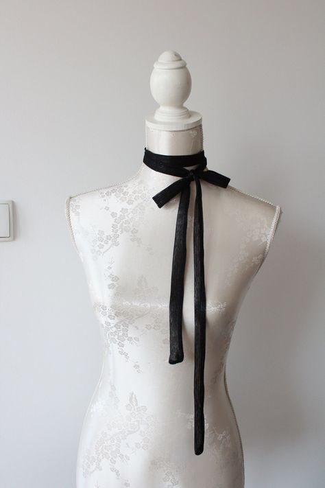 Black Ties With Design, Black Neck Accessories, Ribbon Around Neck Aesthetic, Cute Neck Accessories, Neck Tie Accessories, Black Ribbon Outfit, Neck Assesories Aesthetic, Button Up And Tie Woman, Neck Tie Outfit For Women Aesthetic