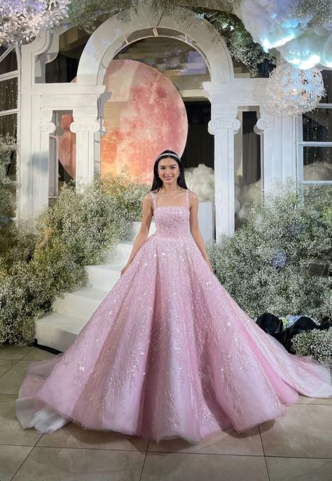 18th Birthday Dress, Francine Diaz, Debut Gowns, Looks Kate Middleton, Debut Ideas, Gowns Dresses Elegant, Princess Ball Gowns, Pink Gowns, فستان سهرة