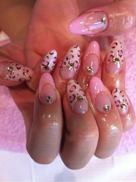 Gyaru Almond Nails, Bimbocore Nails, Pink Kawaii Nails, Victoria Secret Nails, Gyaru Nails, Gold Nail, Dots Nails, Pretty Gel Nails, Gyaru Fashion