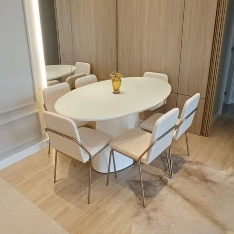 O tampo coverglass é uma tendência na decoração mundial, o tampo que é o MDF Laqueado com um Vidro Comum 4mm sobreposto proporcionando um efeito moderníssimo. A base é bastante resistente e projetada para comportar tampos ovais de até 2,30m. #décor #decoração #decoracao #decoracaodeinteriores #decoraçãodeinteriores #decoracão #arquitetura #arquiteturamoderna #arquiteturabrasileira #arquiteturadeinteriores #arquiteturaedesign #arquiteturaedecoração #arquiteturainteriores Mesa Oval, Planner 5d, Dining Chairs, Dream House, Dining Table, Coffee Table, Furniture, Home Decor, Design