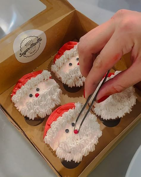 MArilyn & MIchelle on Instagram: "Spreading Christmas love with some Santa cupcakes! 🤶🏻🎅🏻 • #santa #santacupcakes #santaclaus #christmascupcakes #holidaybaking #customerorder #heystamford #fairfieldcounty #customorder" Santa Claus Cupcake, Aesthetic Christmas Cupcakes, Santa Cupcakes Ideas, Santa Claus Cupcakes, Christmas Bento, Homemade Christmas Cake, Santa Cupcakes, Easy Christmas Cake Recipe, Cupcake Business