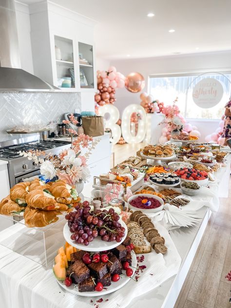 Birthday Table Ideas For Adults, 30th House Party Decor, Home 30th Birthday Party, 30th Birthday Ideas At Home, 30th Birthday Home Decor, 35th Birthday Brunch Ideas, Birthday Brunch Ideas For Women At Home, Modern 30th Birthday Party, Home Birthday Brunch Ideas