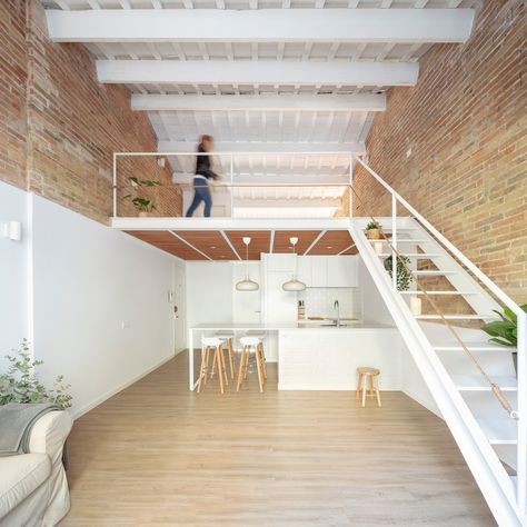 Mezzanine House Refurbishment / Sergi Pons architects House Mezzanine, Mezzanine House Design, House With Mezzanine, Mezzanine House, Mezzanine Floor Plan, Mezzanine Design, Mezzanine Floor, Loft Interiors, Brick And Wood